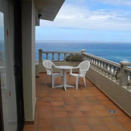 Con Piscina Y Vistas Al Mar Sobre Acantilado *