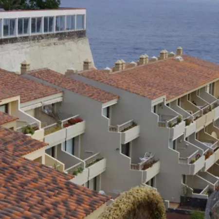Con Piscina Y Vistas Al Mar Sobre Acantilado *