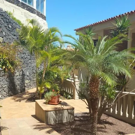 Con Piscina Y Vistas Al Mar Sobre Acantilado