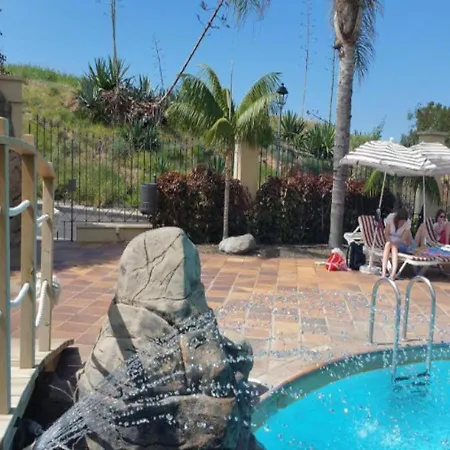 Con Piscina Y Vistas Al Mar Sobre Acantilado