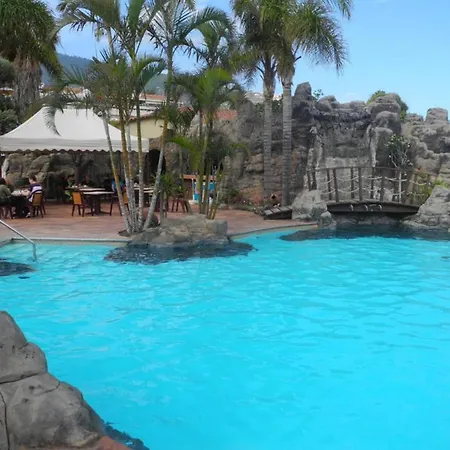 Aparthotel Con Piscina Y Vistas Al Mar Sobre Acantilado