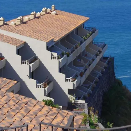 Con Piscina Y Vistas Al Mar Sobre Acantilado *